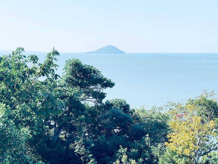 正面にぽっかりと浮かんでいる姫島