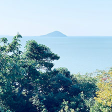 正面にぽっかりと浮かんでいる姫島