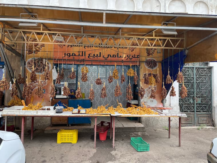 市場を出回るデーツ