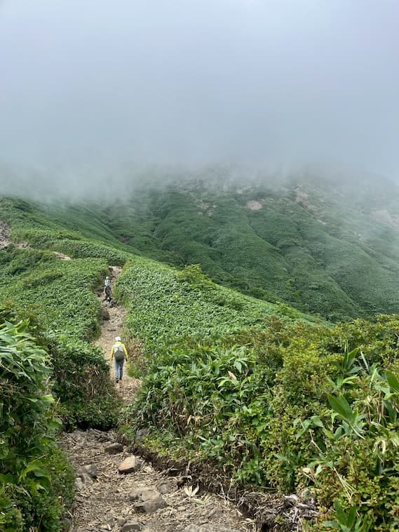 谷川岳で雨の後、目の前のガスに包まれた様子