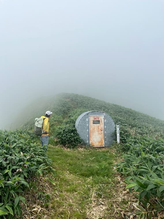 蒲鉾型の避難小屋