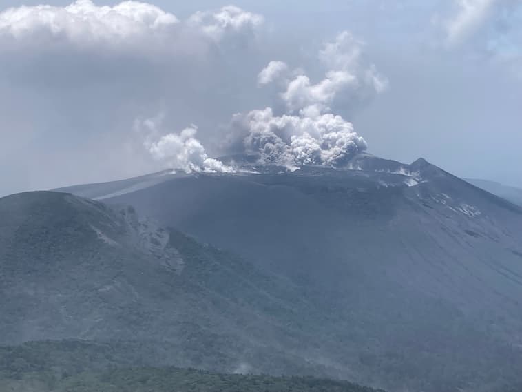 噴煙を上げる新燃岳