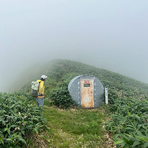 蒲鉾型の避難小屋