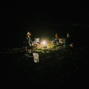 小雨が辛うじて止んだので宴会開始