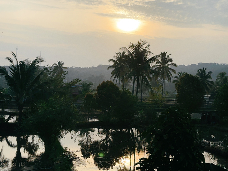 気持ちの良い夕暮れどき。水田には水が入れられ、稲が植えられるのを待っている。赤道直下の熱帯だが最高気温は30℃程度と、日本より遥かに涼しい。
