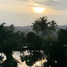 気持ちの良い夕暮れどき。水田には水が入れられ、稲が植えられるのを待っている。赤道直下の熱帯だが最高気温は30℃程度と、日本より遥かに涼しい。